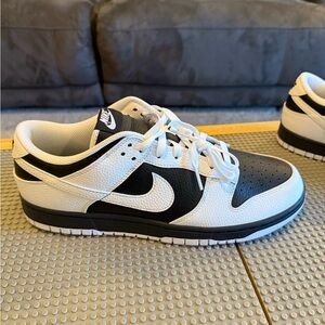 Nike Men's Black and White Low-Top Sneakers